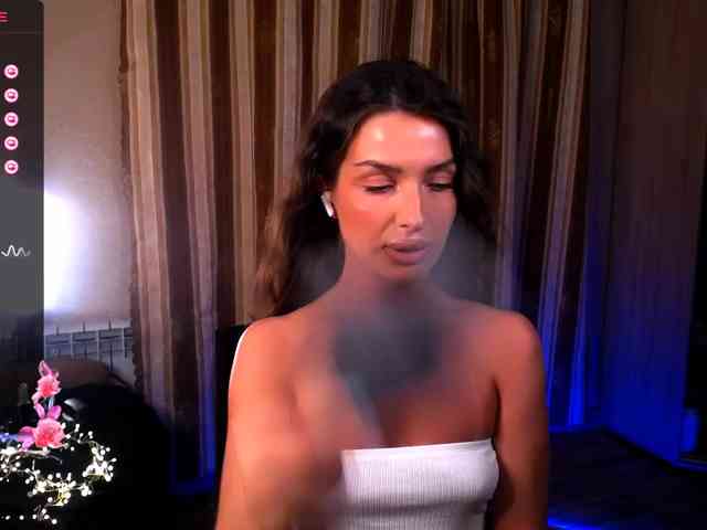 LauraBess webcam