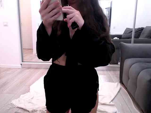 LauraBess webcam