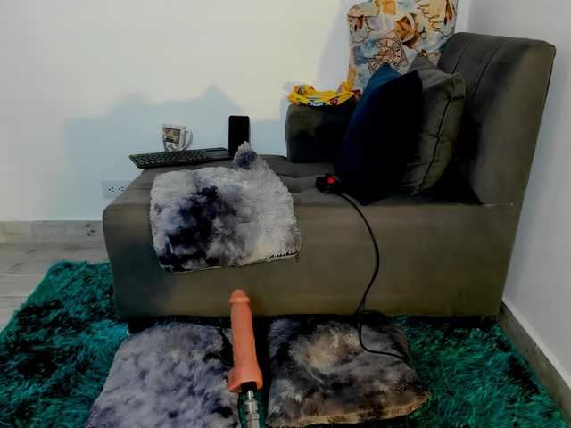 Amelie-hills live cam on BongaCams