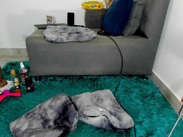 Amelie-hills live cam on BongaCams