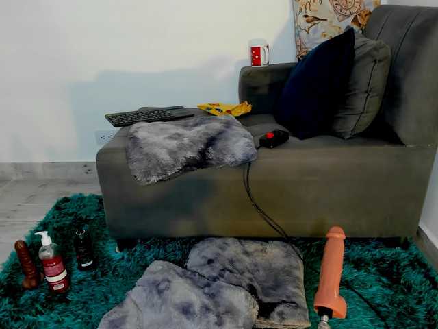 Amelie-hills live cam on BongaCams