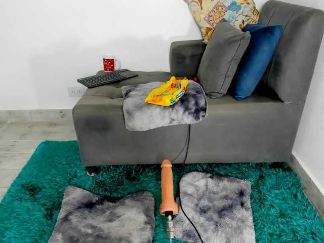 Amelie-hills live cam on BongaCams