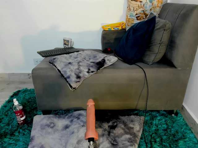Amelie-hills live webcam show