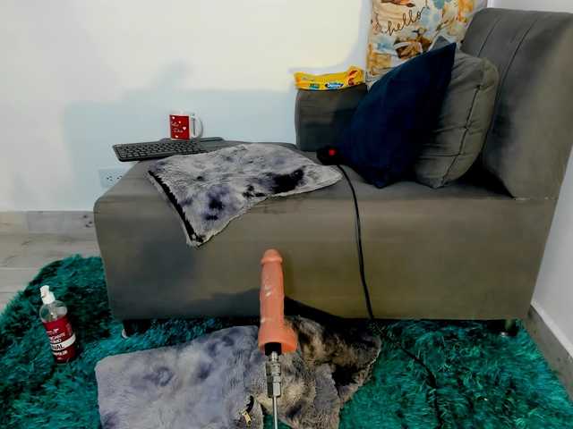 Amelie-hills live webcam show