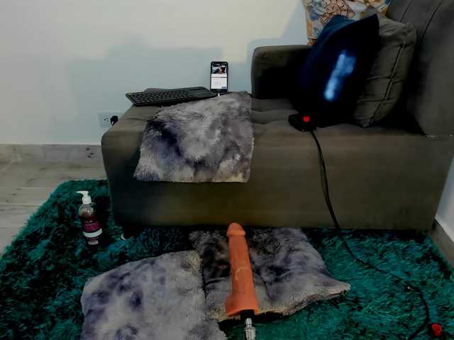 Amelie-hills live cam on BongaCams