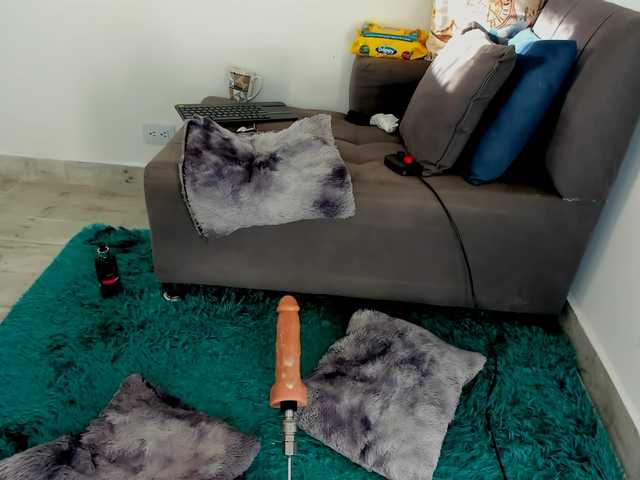 Amelie-hills live cam on BongaCams