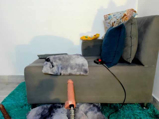 Amelie-hills live cam on BongaCams