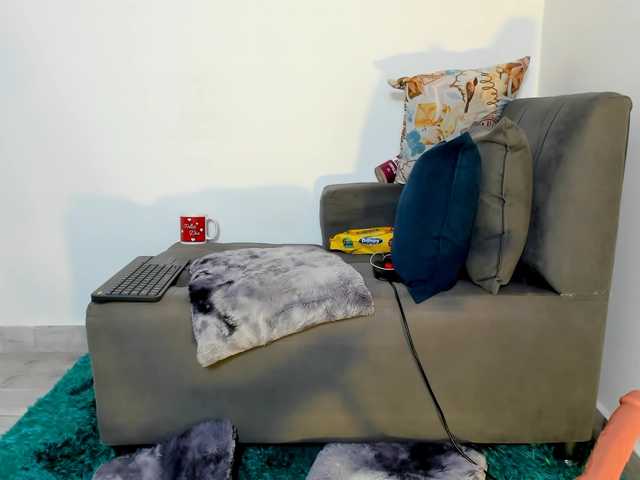 Amelie-hills live cam on BongaCams