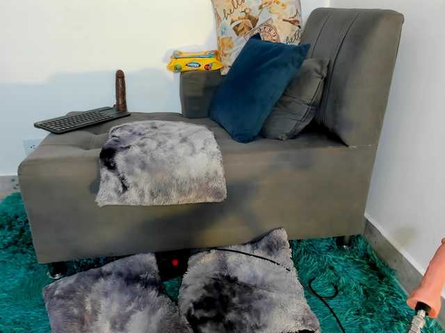 Amelie-hills live cam on BongaCams