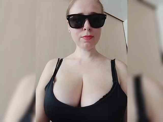 This model is live right now. DashaKisa951
