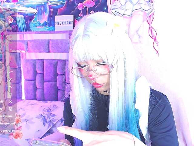 Sweetred11 live cam on BongaCams