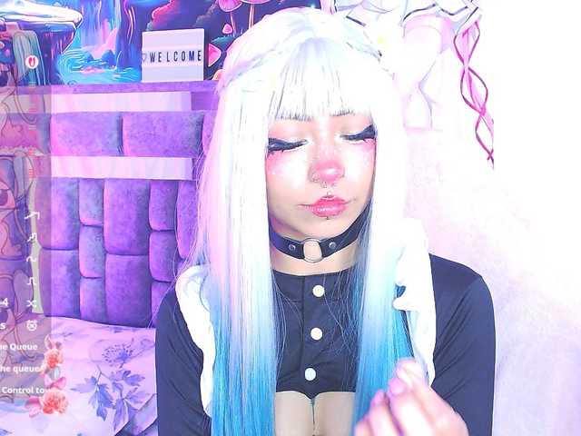 Sweetred11 live cam on BongaCams