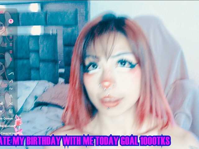 Sweetred11 live cam on BongaCams