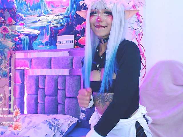 Sweetred11 live cam on BongaCams