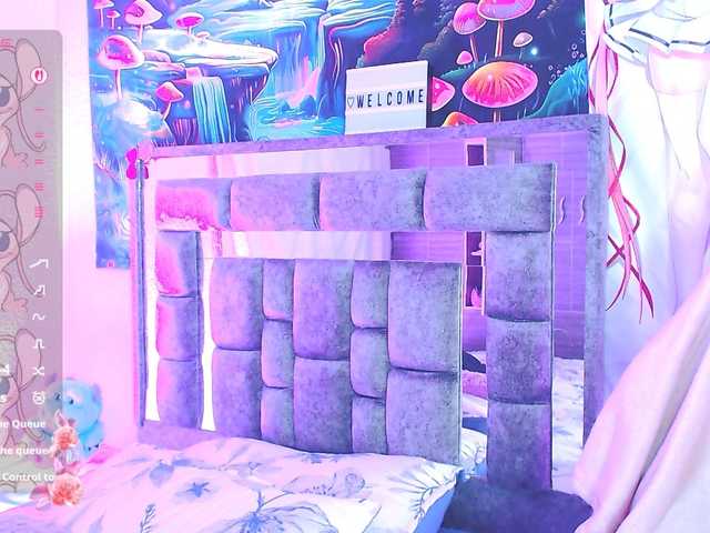 Sweetred11 live cam on BongaCams
