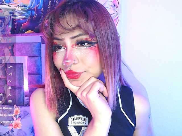 Sweetred11 live cam on BongaCams