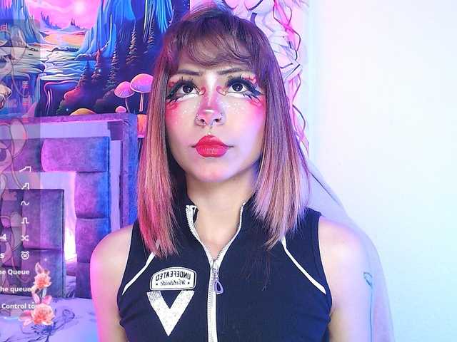 Sweetred11 live cam on BongaCams