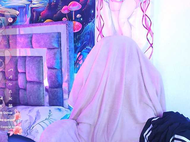 Sweetred11 live cam on BongaCams
