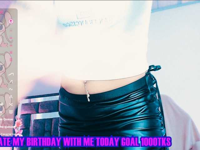 Sweetred11 live cam on BongaCams