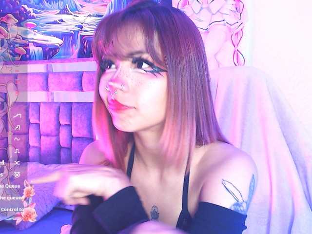 Sweetred11 live cam on BongaCams