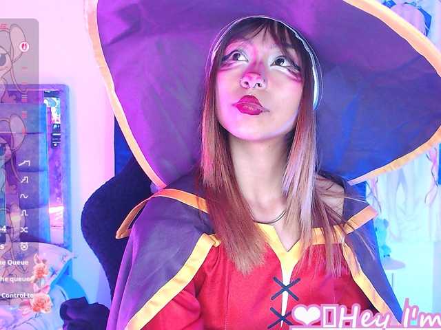 Sweetred11 live cam on BongaCams