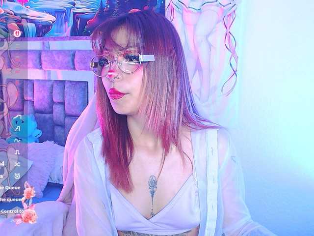 Sweetred11 live cam on BongaCams
