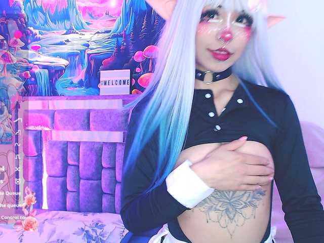 Sweetred11 live cam on BongaCams