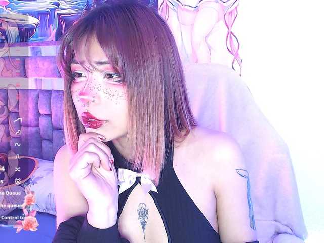 Sweetred11 live cam on BongaCams