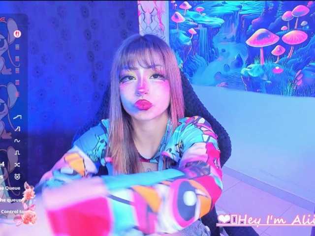 Sweetred11 live cam on BongaCams