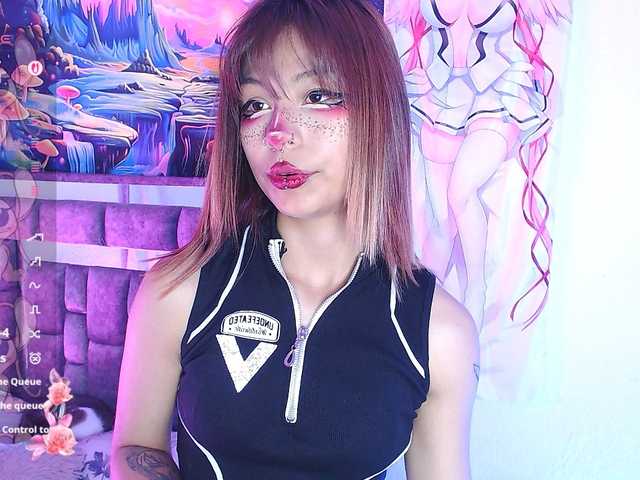 Sweetred11 live cam on BongaCams