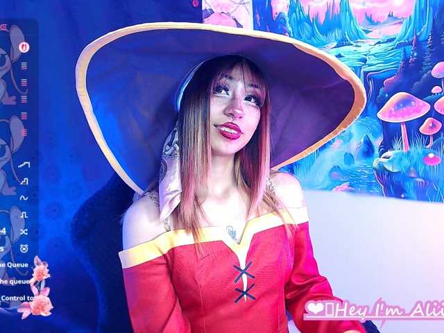 Sweetred11 live cam on BongaCams