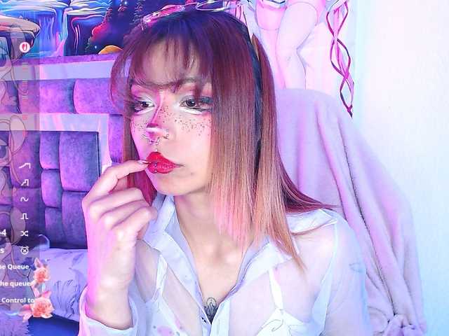 Sweetred11 live cam on BongaCams