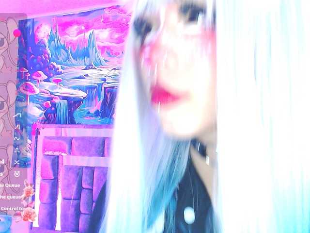 Sweetred11 live cam on BongaCams