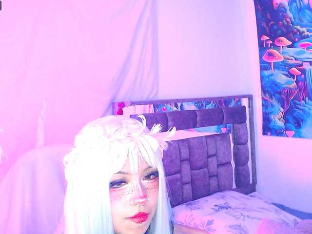 Sweetred11 live cam on BongaCams