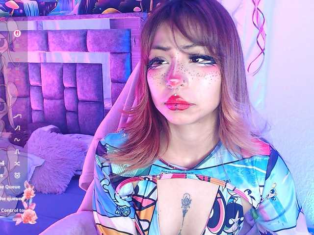 Sweetred11 live cam on BongaCams