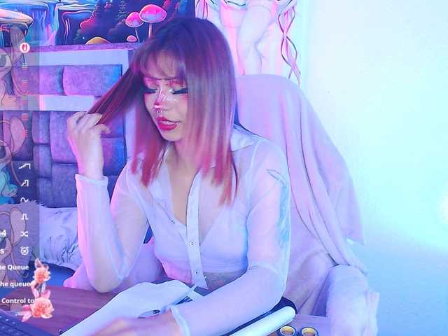 Sweetred11 live cam on BongaCams