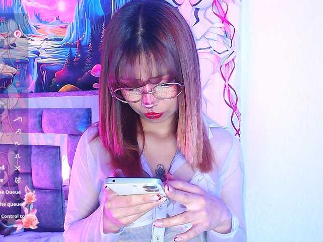 Sweetred11 live cam on BongaCams