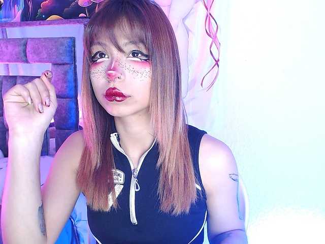 Sweetred11 live cam on BongaCams