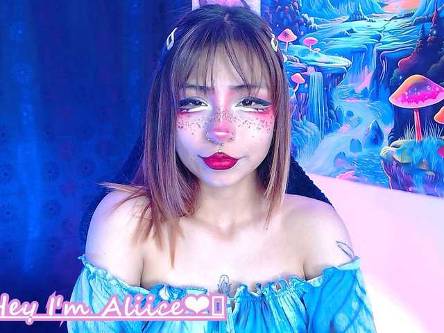 Sweetred11 live cam on BongaCams