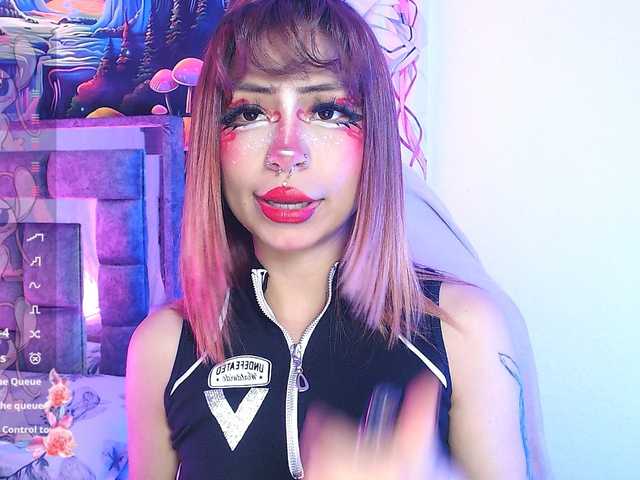 Sweetred11 live cam on BongaCams