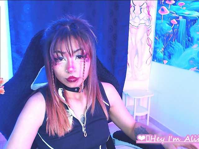 Sweetred11 live cam on BongaCams