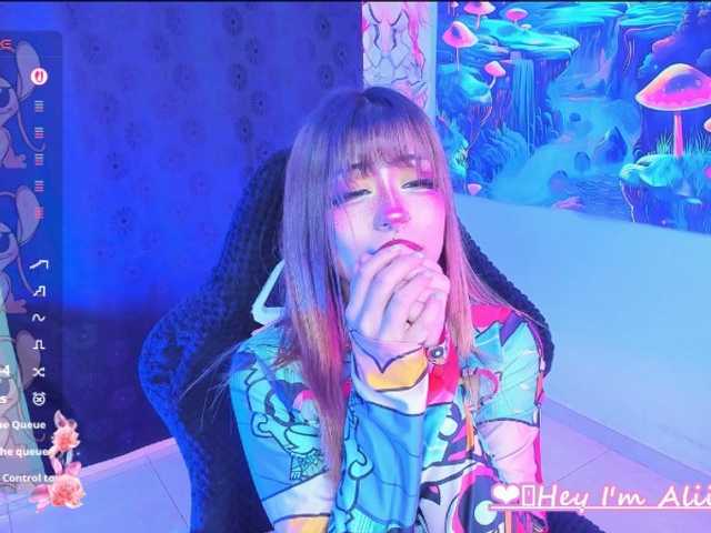 Sweetred11 live cam on BongaCams