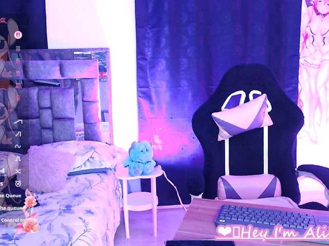 Sweetred11 live cam on BongaCams