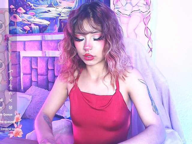 Sweetred11 live cam on BongaCams