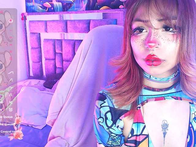Sweetred11 live cam on BongaCams