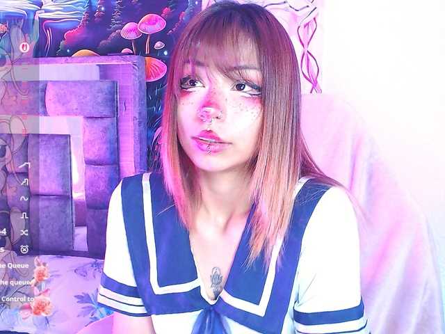 Sweetred11 live cam on BongaCams