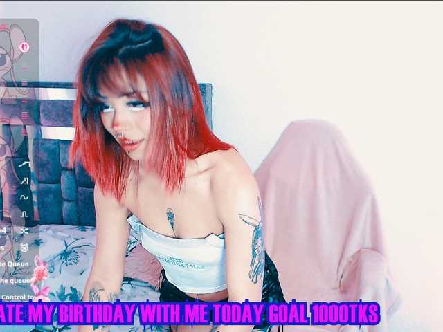 Sweetred11 live cam on BongaCams