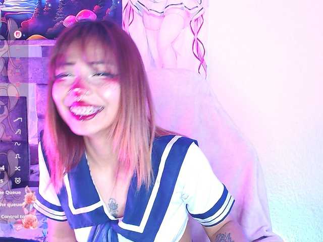 Sweetred11 live cam on BongaCams