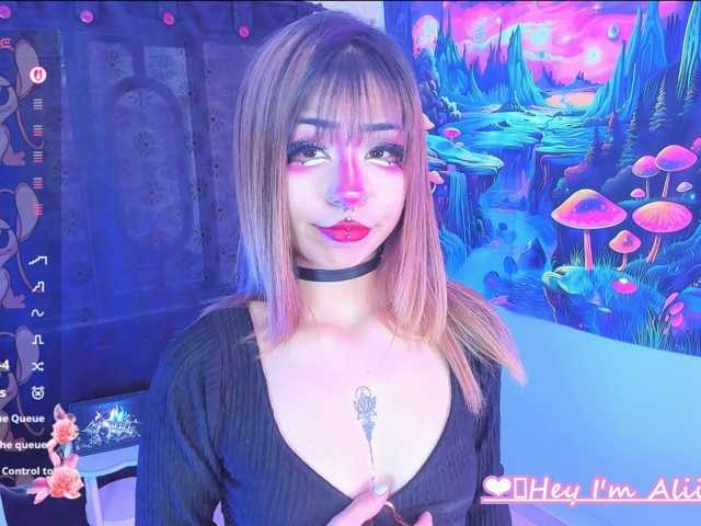 Sweetred11 live cam on BongaCams