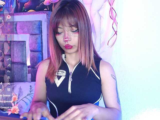 Sweetred11 live cam on BongaCams